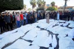 أهالي يؤدون صلاة الجنازة على جثامين شهداء ارتقوا في قصف الاحتلال على غزة