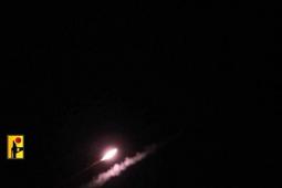 حزب الله يبث مشاهد استهداف قاعدة "غليليوت" بصليةٍ من الصواريخ