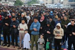 أداء صلاة عيد الفطر في غزة