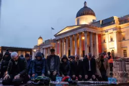 مسلمون يؤدون الصلاة في ساحة ترافالغار إحدى أشهر الساحات العامة في لندن