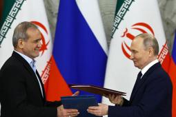 بوتين وبيزشكيان يوقعان في موسكو معاهدة شراكة استراتيجية شاملة بين إيران ورسيا (أرشيف)