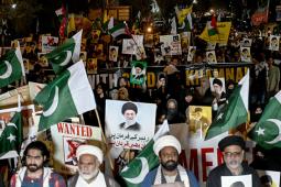 الشرطة الباكستانية أطلقت الغاز لتفريق متظاهرين أمام القنصلية الأميركية في كراتشي