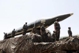 صاروخ طوفان الباليستي خلال عرض عسكري لجماعة أنصار الله في اليمن