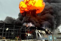 انفجارات مستمرة بمصنع الكيماويات في النقب المحتلة، الذي استهدفته القوات المسلحة الإيرانية