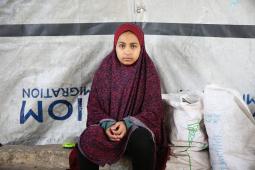 تجلس لين، ذات الأربعة عشر عامًا، داخل خيمة صغيرة