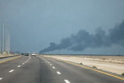 يتصاعد الدخان من مصفاة رأس تنورة التابعة لشركة أرامكو السعودية بعد غارة جوية بطائرة مسيرة