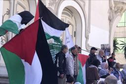 جانب من الوقفة التونسية المنددة بإغلاق قوات الاحتلال للمسجد الأقصى