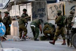 الاحتلال يعتدي على مواطنين في دورا (أرشيف)