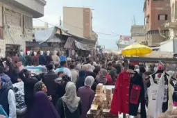 الأسواق في غزة تعاني من ضعف القوة الشرائية وقلة المواد المعروضة (صورة من الأرشيف)