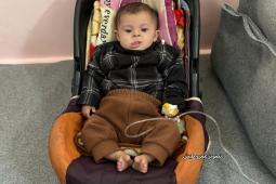 تعاني أمينة متلازمة داون، إضافة إلى عيب خلقي في القلب يتمثل في ثلاثة ثقوب