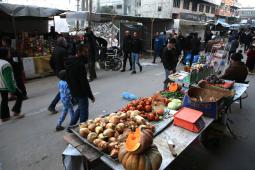 احتكار التجار ورفع الأسعار.. حرب أخرى تهدد بمجاعة جديدة