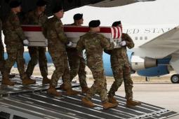 جنود أمريكيين يحملون جثة أحد القتلى الأمريكيين