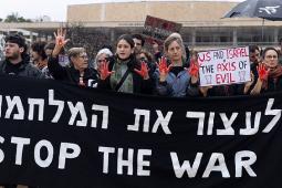 المتظاهرون رفعوا لافتات كتب عليها "لا للحرب الأبدية للحكومة الكهانية"