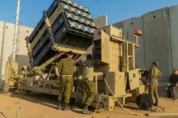 جنود يعملون في منظومة القبة الحديدية (أرشيف)