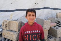 عيدٌ بلا ضحكة... كريم يقطع ثلاثة كيلومترات بدراجته حاملًا نبأ استشهاد عائلته