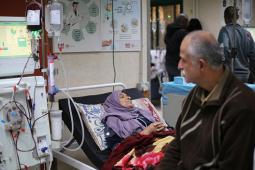 مرضى سرطان في غزة يتلقون الرعاية الطبية في مستشفى الشفاء بغزة