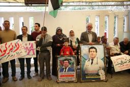 وقفة تضامنية داخل مقر الصليب الأحمر بغزة، إسنادًا للأسرى في سجون الاحتلال