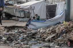 أكوام النفايات قرب خيام النازحين في خان يونس