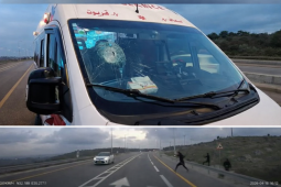 يُظهر الفيديو تجمع عدد من المستوطنين على جانب الطريق قبل أن ينهالوا بالحجارة على مركبة الإسعاف أثناء مرورها