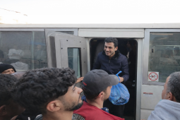 لحظة خروج أحد الأسرى من حافلة بعد الإفراج عنه من سجون الاحتلال (أرشيف)