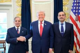 ترامب لدى استقباله في البيت الأبيض رئيس أركان الجيش الباكستاني المشير عاصم منير (على يساره) ورئيس الوزراء الباكستاني شهباز شريف في أيلول 2025