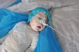 وفاة الطفل جلال القطش بمرض نادر بعد تأخر سفره ونقص الدواء في غزة