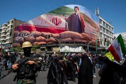 إيرانيون في شوارع طهران عشية إعلان وقف إطلاق النار