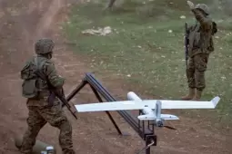 مقاتلو حزب الله مع طائرة مسيرة (أرشيفية)