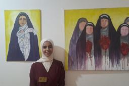 فنانة فلسطينية في غزة توثق تفاصيل الحرب على القطاع من خلال معرض فني