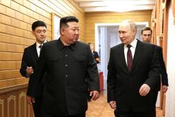 الرئيس الروسي فلادمير بوتين والزعيم الكوري الشمالي كيم جونغ أون خلال زيارة إلى بيونغ يانغ (أرشيف)