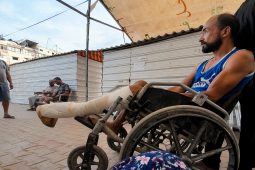 عماد عوض… إصابة ونزوح وديون تُثقل جسدًا أنهكته الحرب