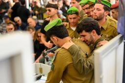 جنود إسرائيليون يبكون خلال مراسم دفن زملاء لهم قتلوا في معارك مع حزب الله