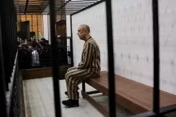 عاطف نجيب داخل قفص المحكمة