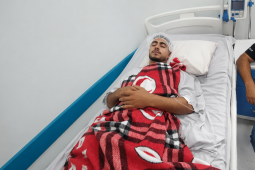 الشاب عبد الرازق زياد العطار (20 عامًا) الذي تحوّلت إصابته إلى مأساة إنسانية