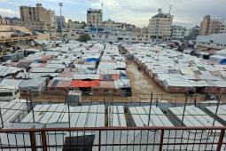 بردٌ ومطرٌ وخيامٌ منهكة.. يوميات النزوح في غزة تتجاوز حدود الاحتمال