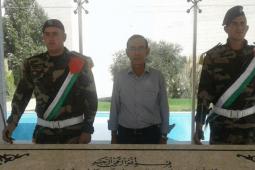 محمود العدرة المعروف باسم "هشام حرب"، عند ضريح ياسر عرفات (مواقع التواصل)