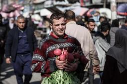 غلاء متصاعد في غزة... قيود إدخال السلع تفاقم الأزمة المعيشية