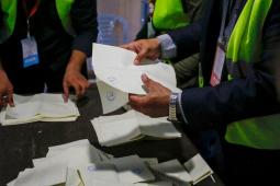 جانب من عملية فرز أصوات الناخبين لممثليهم في بلدية دير البلح وسط قطاع غزة