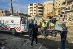 مسعفون ينقلون أحد الجرحى جرّاء الغارات الإسرائيلية