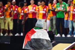 اللاعب الفرنسي ساشا بوي يضع علم فلسطين على ظهره