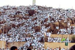 صورة من وقوف الحجاج على جبل عرفات أمس