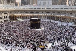 حجاج يطوفون حول الكعبة المشرفة (أرشيف)