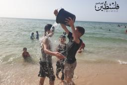 أطفال يلهون على شاطئ بحر غزة