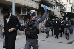 جنود إسرائيليون يقتادون أحد المتدينين الحريديم