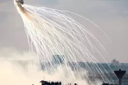 وثّقت الصحيفة استخدام جيش الاحتلال الإسرائيلي ذخائر الفوسفور الأبيض فوق مناطق مأهولة بالسكان في جنوب لبنان
