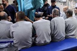 أسرى محررين داخل مستشفى شهداء الأقصى - (صورة أرشيفية)