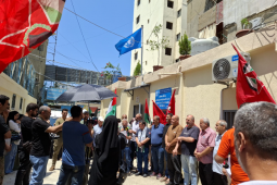وقفة احتجاجية أمام مكتب مدير خدمات وكالة غوث وتشغيل اللاجئين الفلسطينيين (أونروا) في مخيم البداوي شمالي لبنان (وكالات)