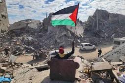 العلم الفلسطيني فوق الركام