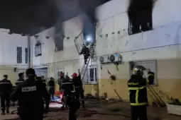 عناصر الدفاع المدني يحاولون إخماد الحريق