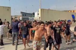 آلاف المهاجرين المغاربة يتدفقون إلى سبتة برا وبحرا.